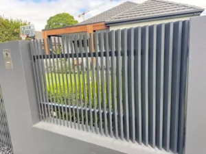 Modern Aluminum Picket Blade Fence Outdoor Vertical Slat Panels 6 Feet Eco Friendly Waterproof Yards Border Construction Site